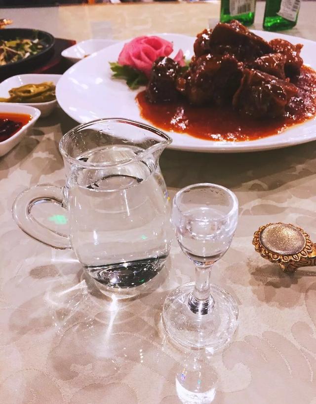 一个人吃饭也要嗨,清真馆子点三个肉菜,四两白酒,彪不