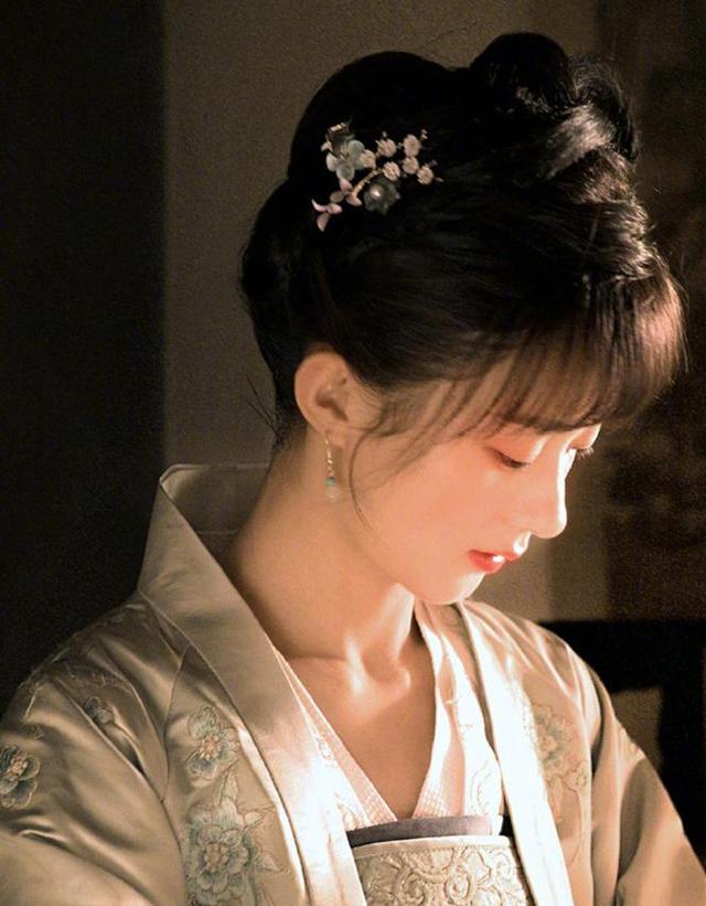 赵丽颖知否最新剧照,那一低头的温柔,我感觉我