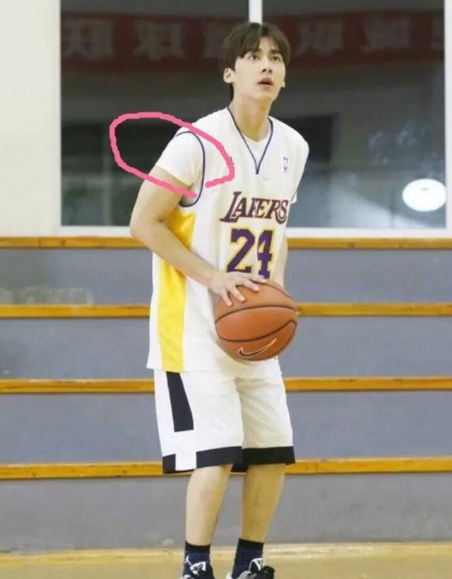 帅帅哒李易峰其实很保守,这几个细节你注意到