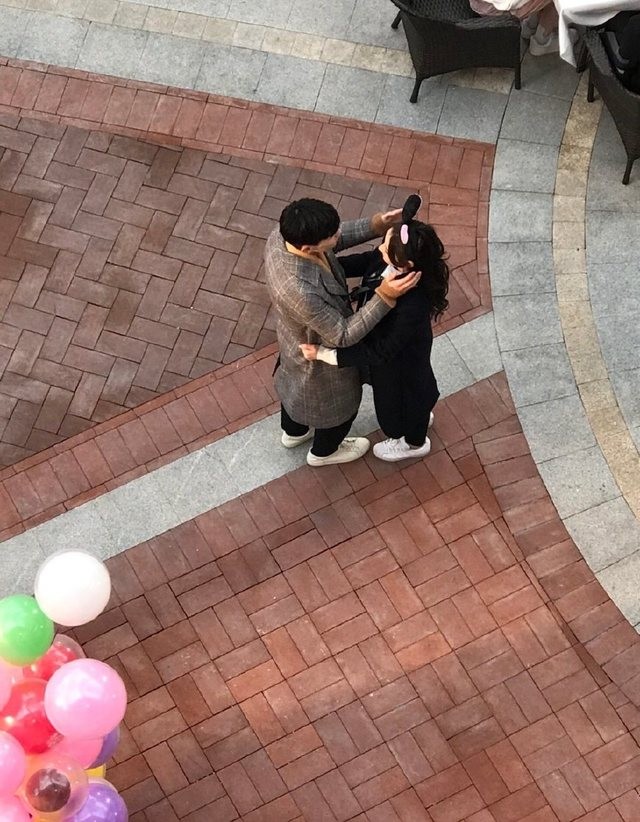 邓伦与迪丽热巴街头拍戏照流出,邓伦亲吻热巴