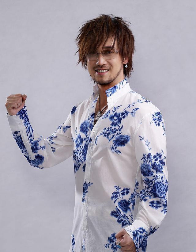 他情歌不输张信哲,曾因病隐退,如今出席《蒙面