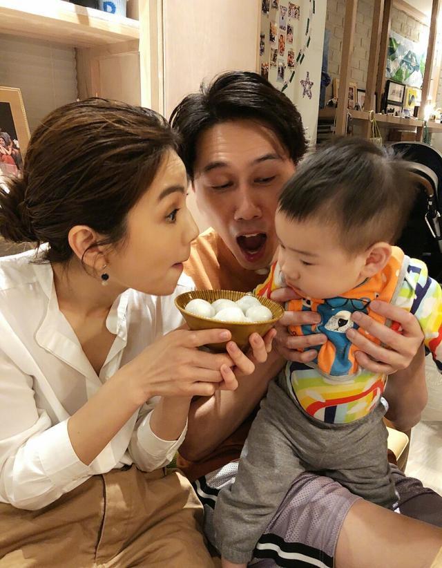 ella元宵节晒全家福,儿子劲宝表情呆萌超帅气!