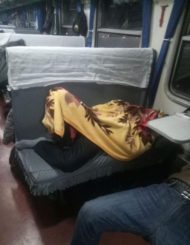 1152次列车深夜硬座车厢内千姿百态的人们