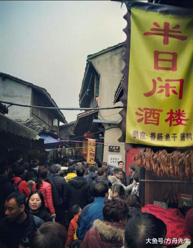 洋气! 郑恺春节戴猴王面具陪母亲旅游, 引领明