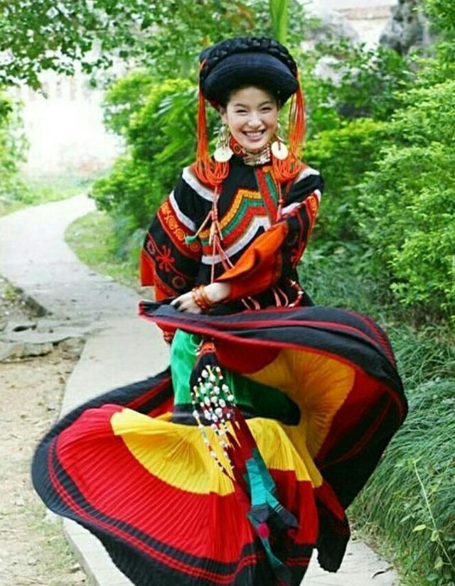 彝族服饰最美百褶裙,为什么彝族男女都喜欢穿