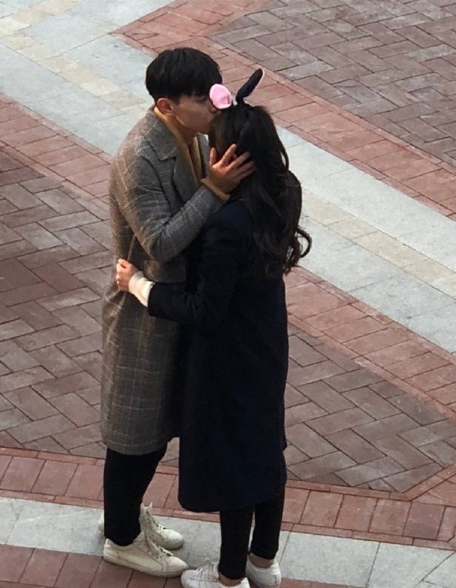 邓伦与迪丽热巴街头拍戏照流出,邓伦亲吻热巴
