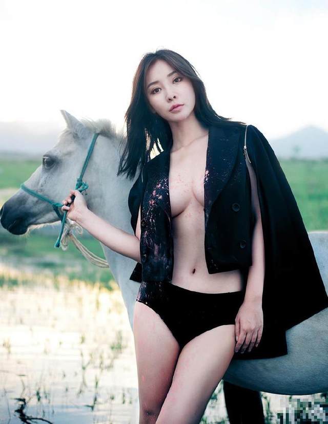 同样是女星,她虽然比柳岩还要胸大,但是更有内涵