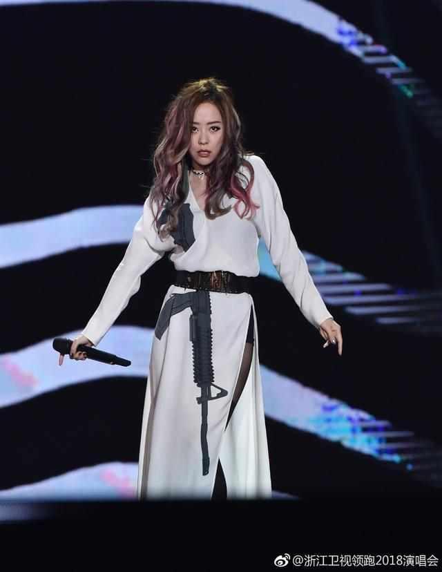 假唱,舞台意外,跨年演唱会差点要命 拿什么拯救