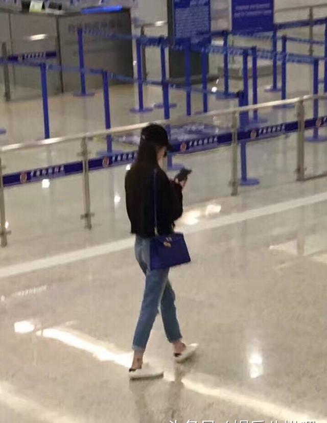 网友国外免税店偶遇唐嫣又在买奢侈品,不让签