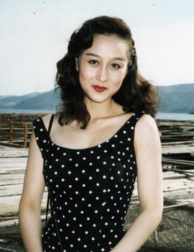 利智30年前这样子穿,迪丽热巴都潮不过她,难怪李连杰非她不娶!