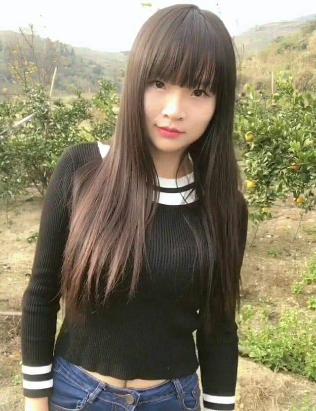不过农村的空气确实挺清新的,女孩长长的头发,迷人的笑脸确实十分可爱