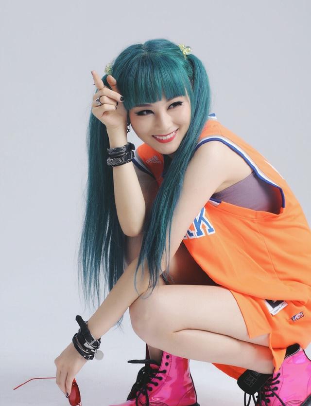 唐人街出道2中的美女泰拳尚语贤探案便与冯小刚成龙等大佬v美女美女黑客的图片