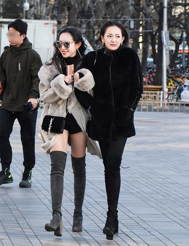 街拍:冬季穿搭过膝靴的美女风姿!