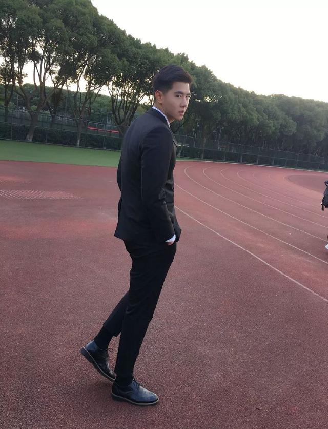 宁波大学198校草帅哥,穿正装厕所自拍等你来撩