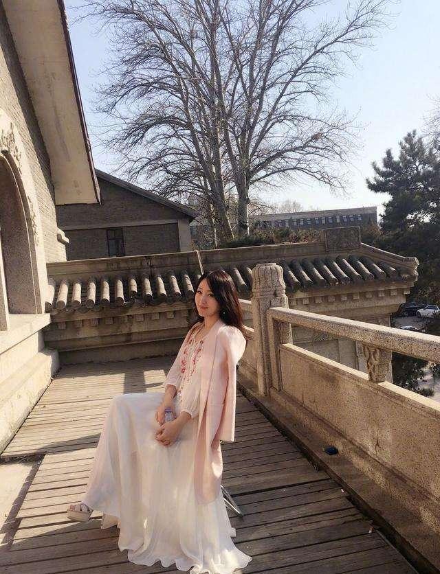 看了杨钰莹年轻时的照片，才明白她为何值得全国男人的跪求！