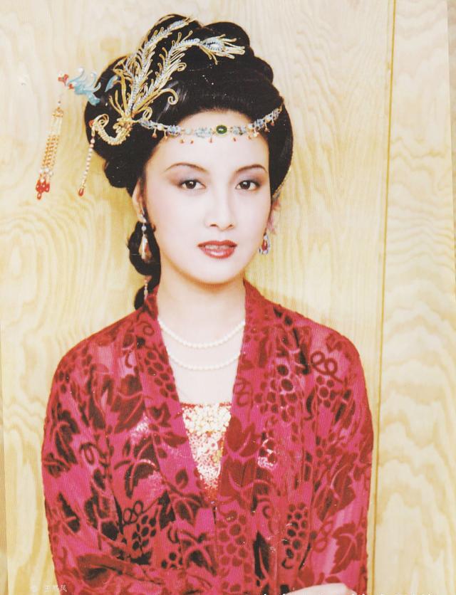 邓婕的王熙凤珍贵剧照几十张，太惊为天人了，无人超越