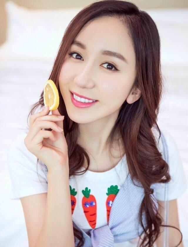 娄艺潇头戴皇冠,配上酷酷的表情,像一个霸气的女王!