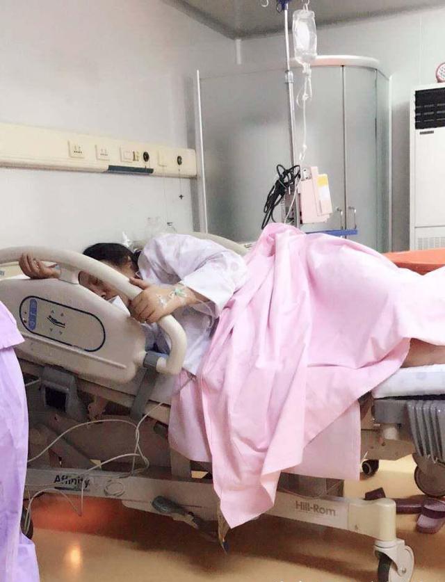 恭喜纪敏佳顺转剖产下一男宝!哪个生孩子的女人不是吃