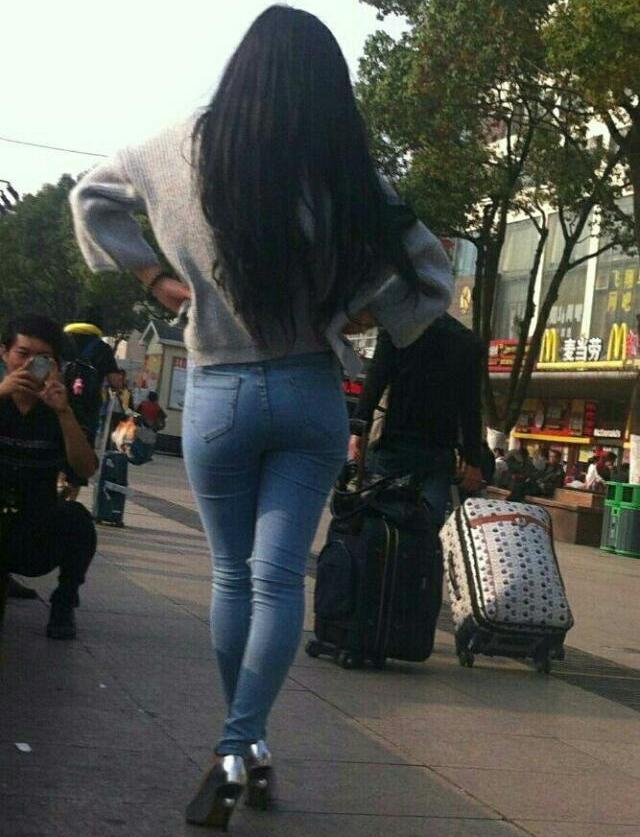 路人街拍: 穿牛仔裤的小姐姐, 这屁股太翘了吧