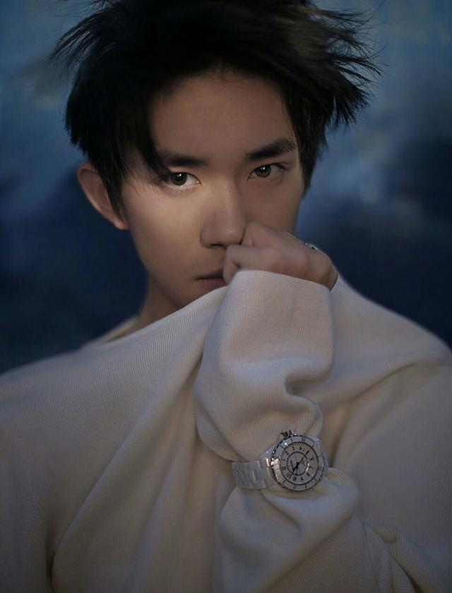 易烊千玺这些年到底经历了什么?怎么变得这么帅啊