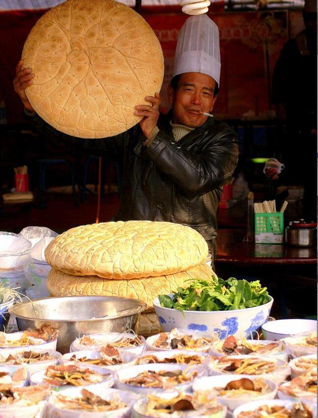 这是武功镇的羊肉泡馍,馍用的是关中"大锅盔,所以关中八大怪有"锅盔