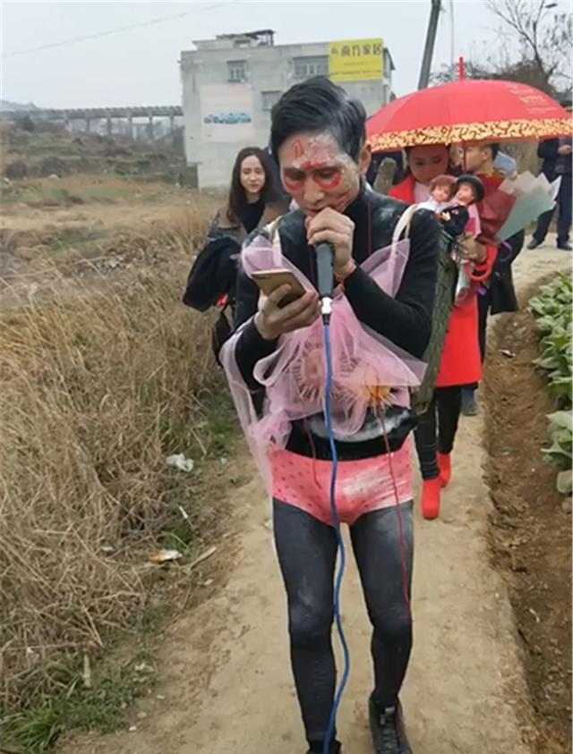 闹婚:众人逼迫新郎穿新娘的内裤和丝袜,新娘对此低头