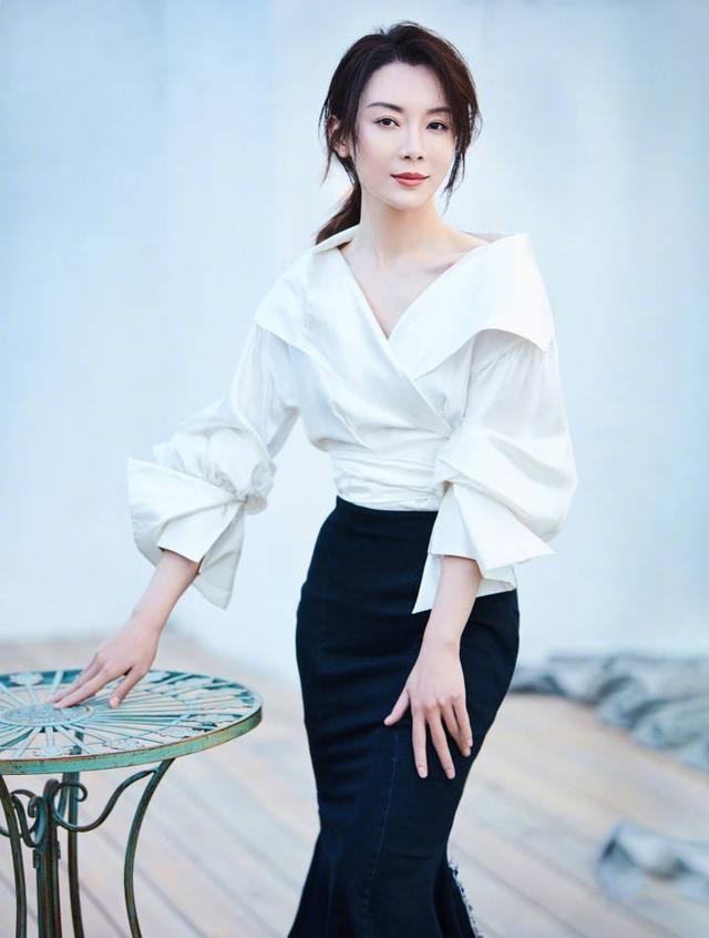 陈数身着纯白半露肩衬衫 搭配牛仔鱼尾包裙优