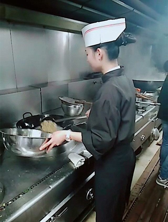 90后女厨师换上便装后,太惊艳,网友:娶了这位美女就有福了!