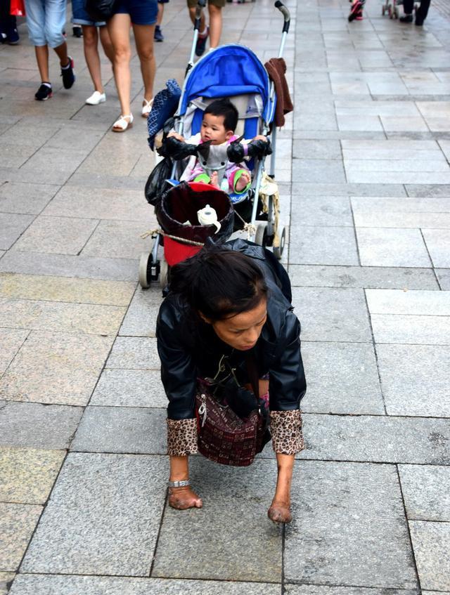 四肢残疾女子闹市乞讨,结果没人上前施舍,是大家都被骗过了吗