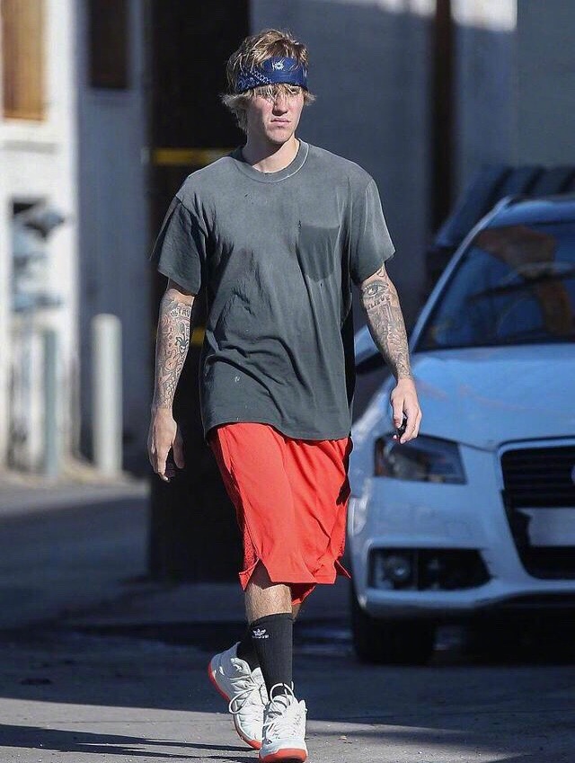 街拍,贾斯汀·比伯,快餐,外出,强迫症 . 当地时间2月15日，贾斯汀·比伯（Justin Bieber）外出吃快餐的街拍