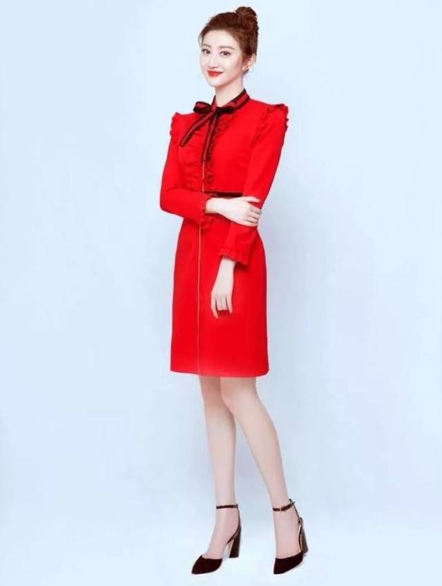 春晚穿同一件红裙!景甜老气