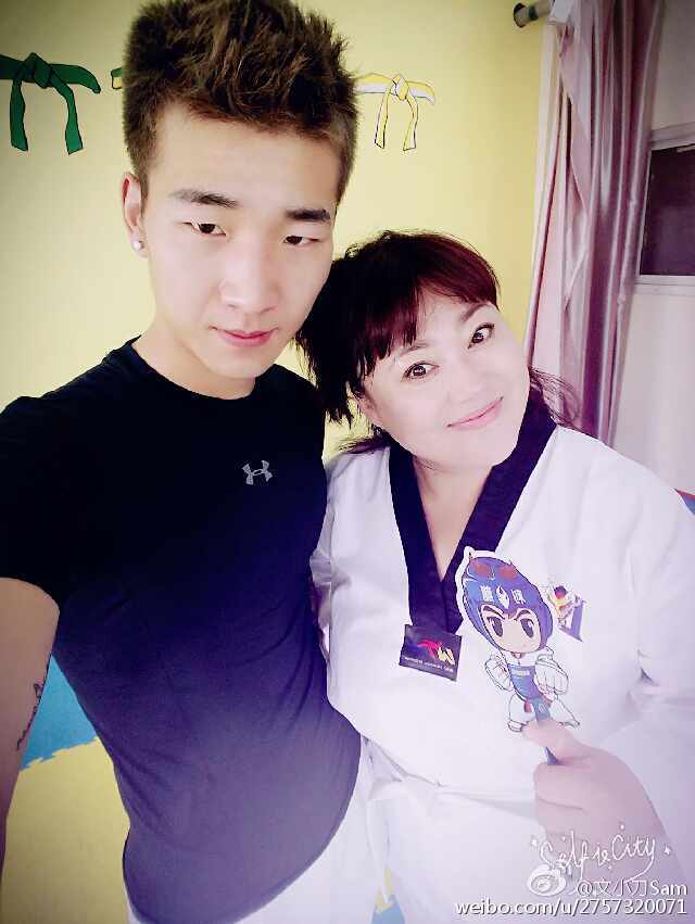 胖嫂李菁菁首次公开撒狗粮 与现任小老公恩爱照曝光