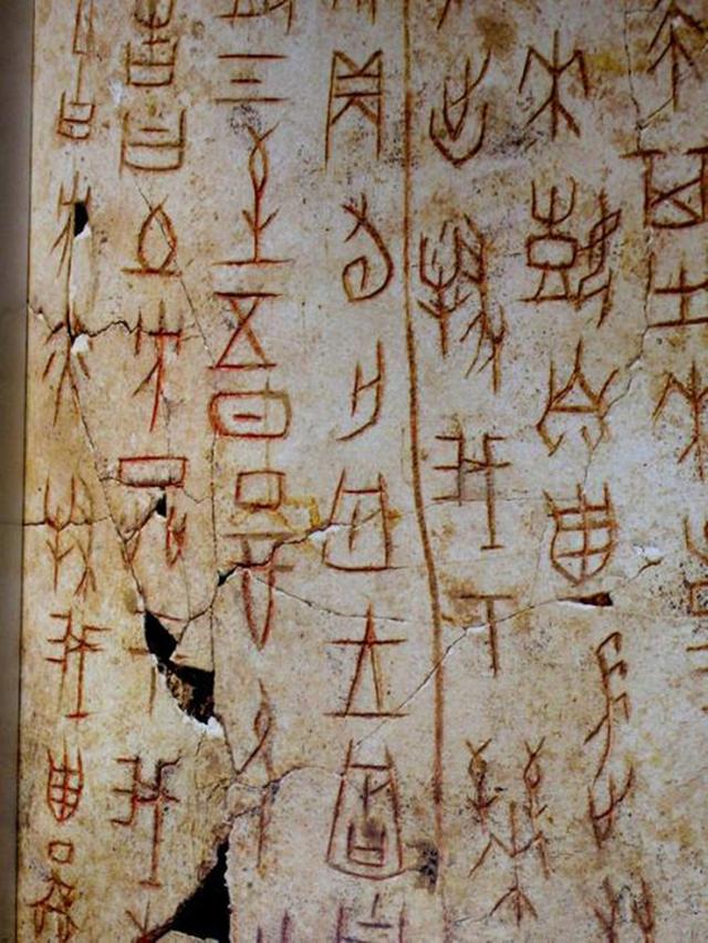 国外出土了一块特殊“印章”,比中国文字早2300年,至今争论不休