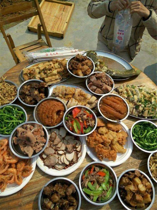 农村南方人家,请客人吃的一顿饭,让城里人怀疑人生!