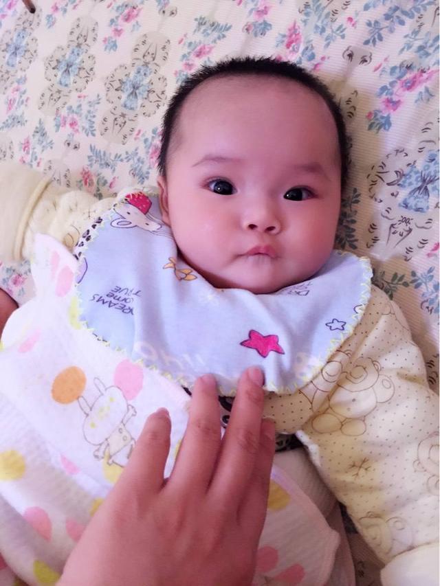 十个月的宝宝,为啥总是咬下嘴唇?