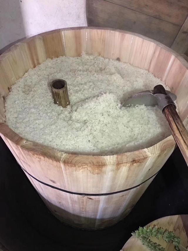 客家农村人传统手工酿制黄酒