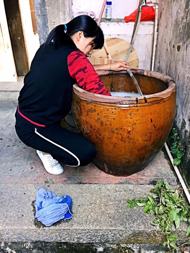 客家农村人传统手工酿制黄酒
