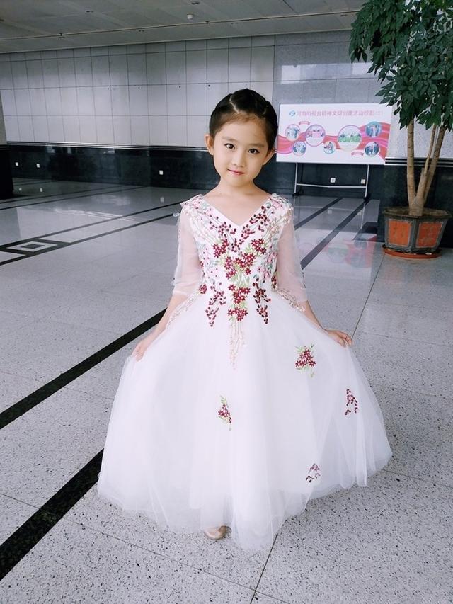 小姑娘穿着裙子,特别像个小公主,果然漂亮的人怎么穿都好看.