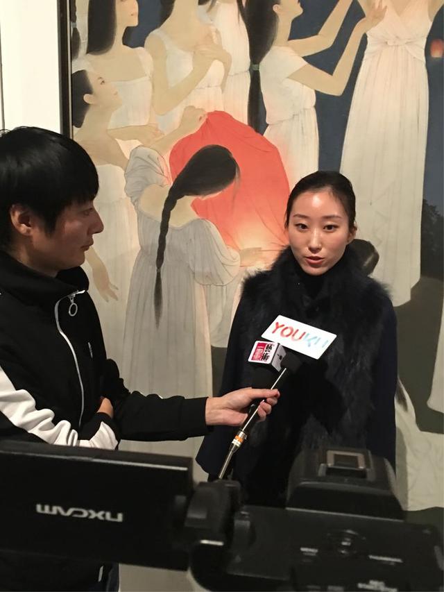 参展艺术家何梦琼接受媒体采访庞媛,清华美术学院教授.接受媒体采访.