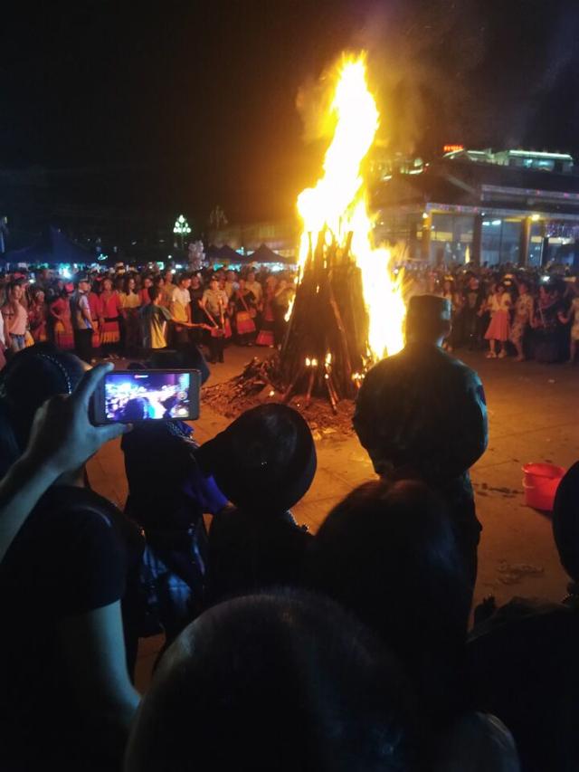 贵州彝族火把节,现场人山人海,好想一起嗨