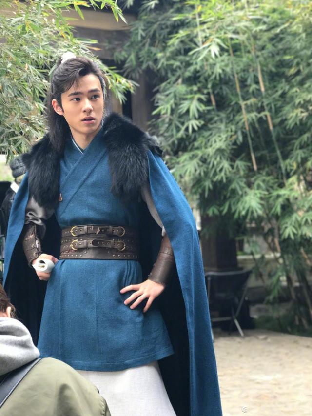 年仅20岁的刘昊然进剧组第一天,穿古装看剧本样子挺认真还挺帅