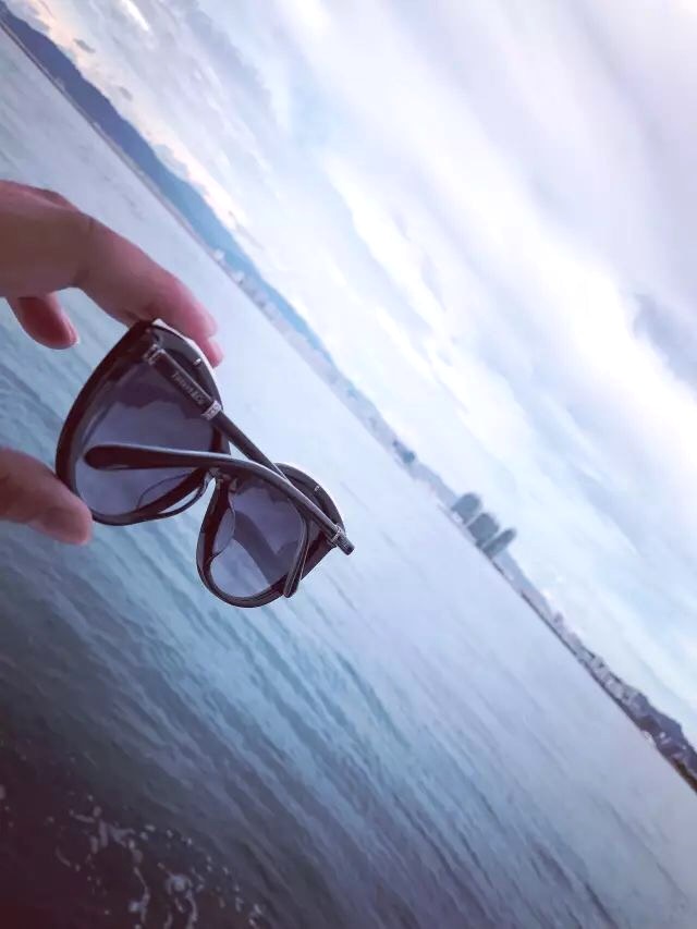地摊上几十块钱太阳镜和眼镜店Tiffany\/蒂芙尼