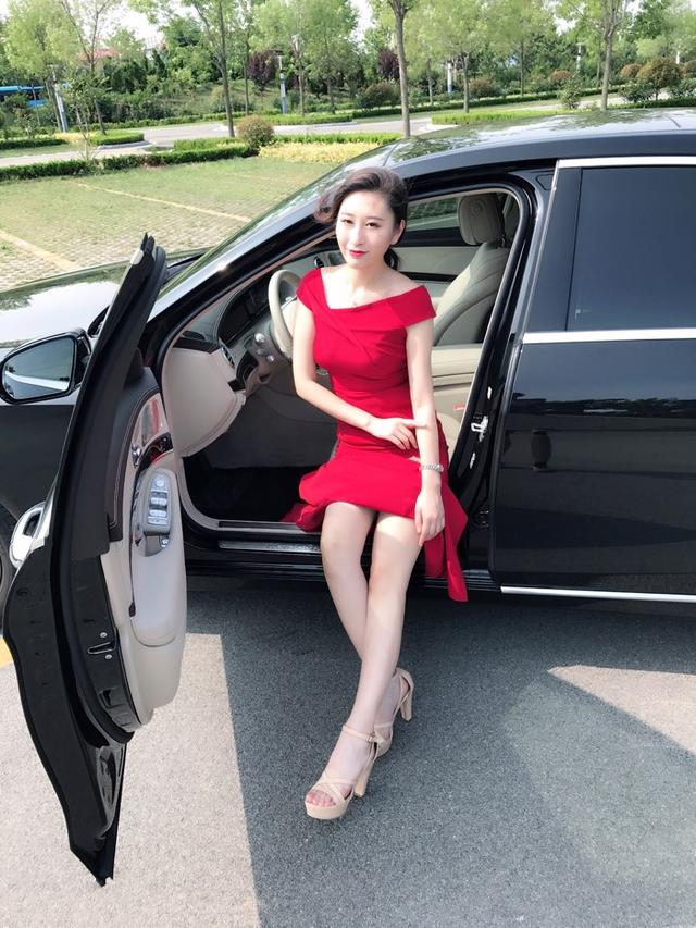 而立之年提奔驰,长腿媳妇当车模,豪车美女人生不过如此吧
