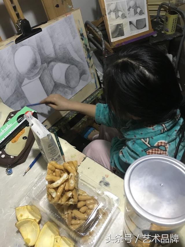 想考美院的孩子家长注意了:孩子多大学习素描