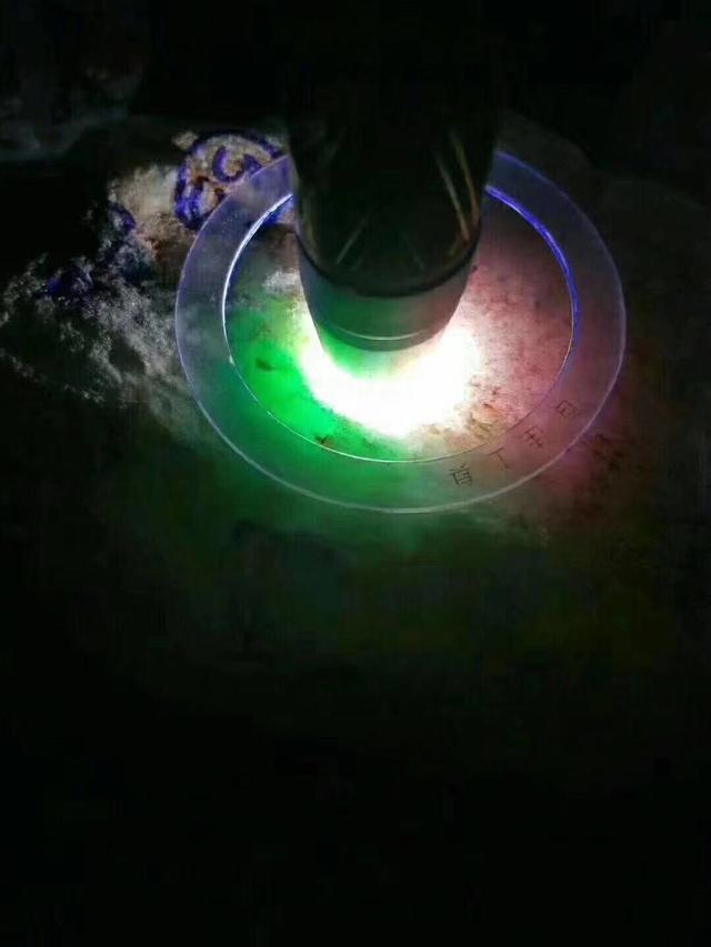 翡翠赌石非常实用技巧:听老蔡简述一些翡翠原