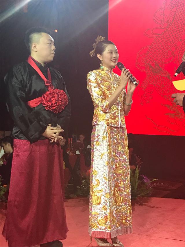 郭富城婚礼上,她穿红衣红裤红鞋来,风头盖新娘