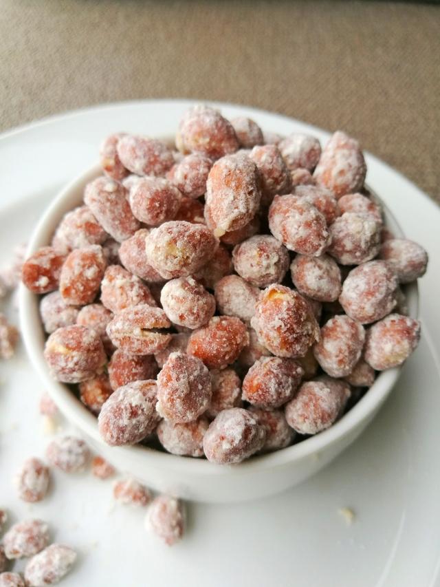 我们要 准备好去壳的花生一小碗(汤碗大的就行了),还有糖