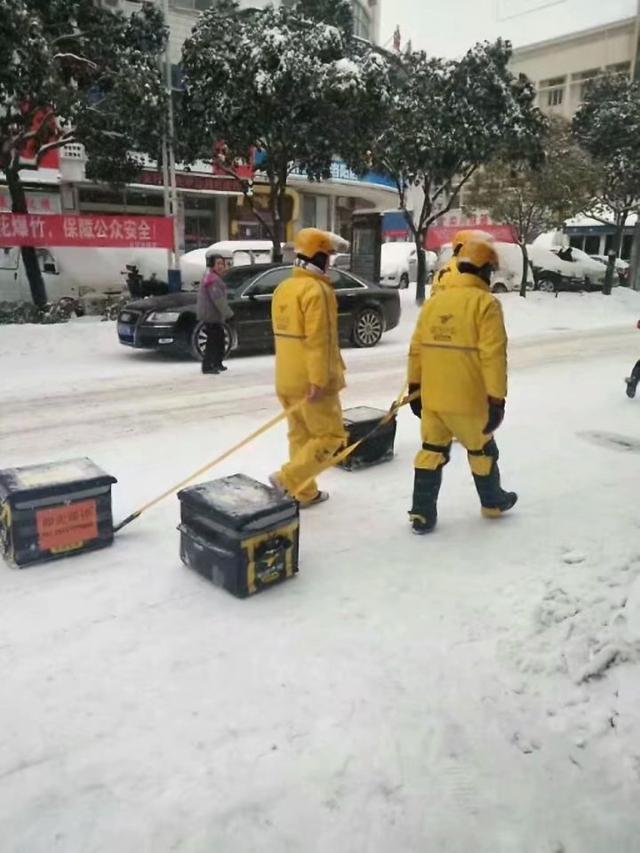 今日大雪覆盖路面,外卖小哥显得有些尴尬!