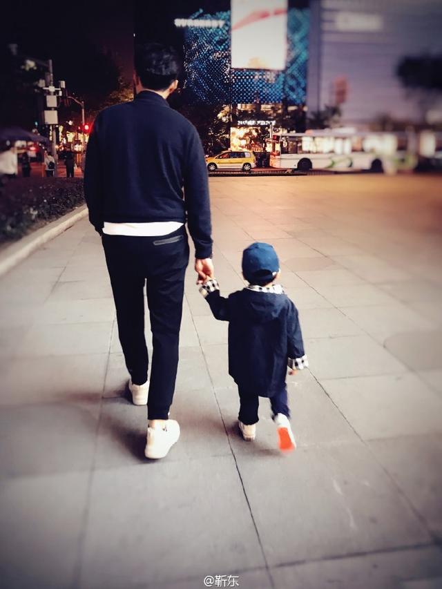 靳东儿子第一次上幼儿园哭到妈妈李佳心碎，明星也有普通人的烦恼