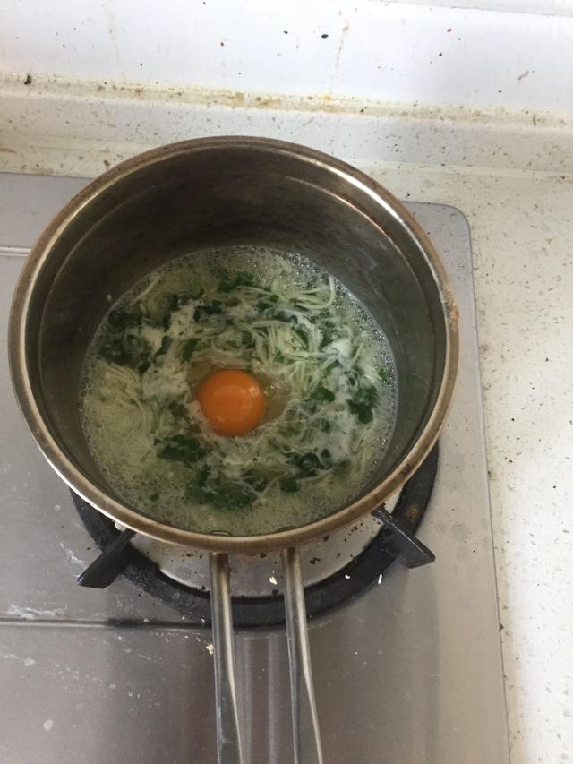 虾仁鸡蛋菠菜面条汤,一周岁宝宝超爱吃!每个宝